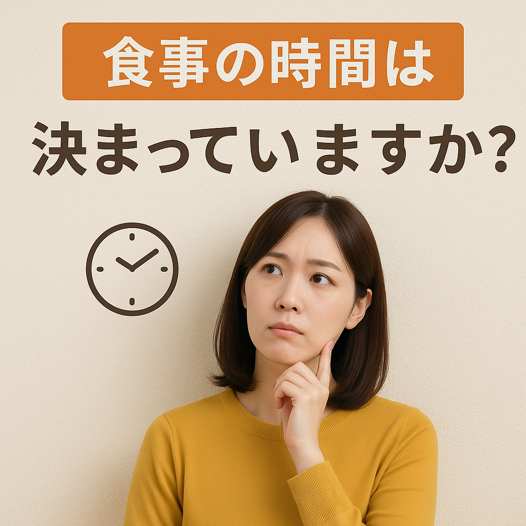 ダイニングテーブルに配膳された家庭的な定食を前に、30代の日本人女性入居者が笑顔で食事を楽しんでいる様子。グループホームの落ち着いたリビング空間で、和やかに過ごす日常のひとコマ。